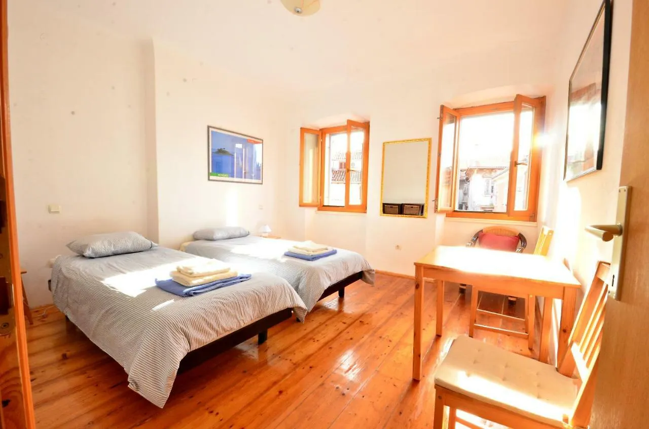 Flora - Family Apartment With Terrace In Centre Of ロヴィニ クロアチア
