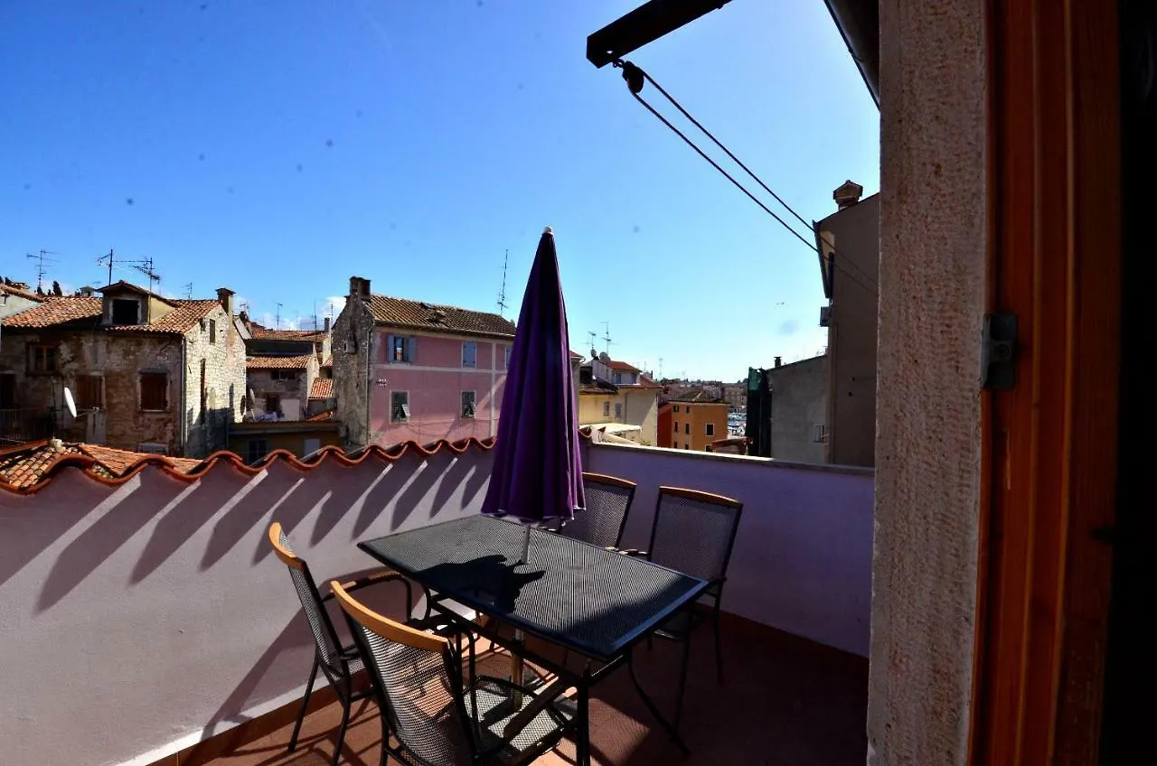 Flora - Family Apartment With Terrace In Centre Of ロヴィニ 0*,  クロアチア
