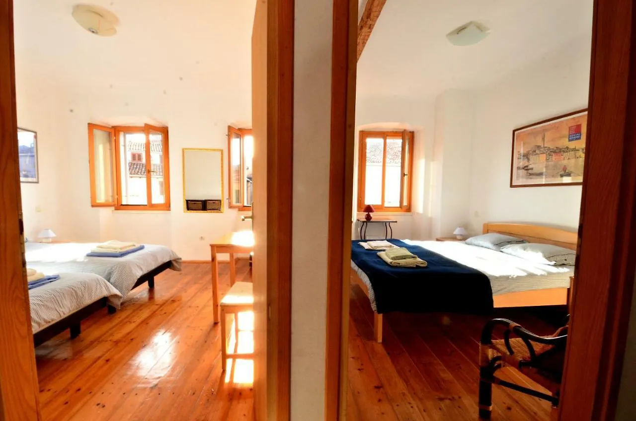 Flora - Family Apartment With Terrace In Centre Of ロヴィニ