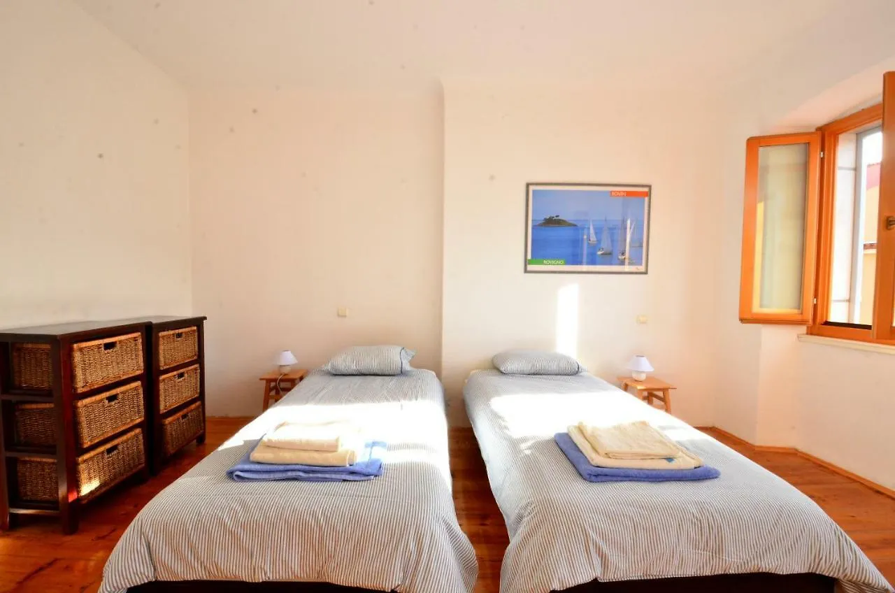 Flora - Family Apartment With Terrace In Centre Of ロヴィニ