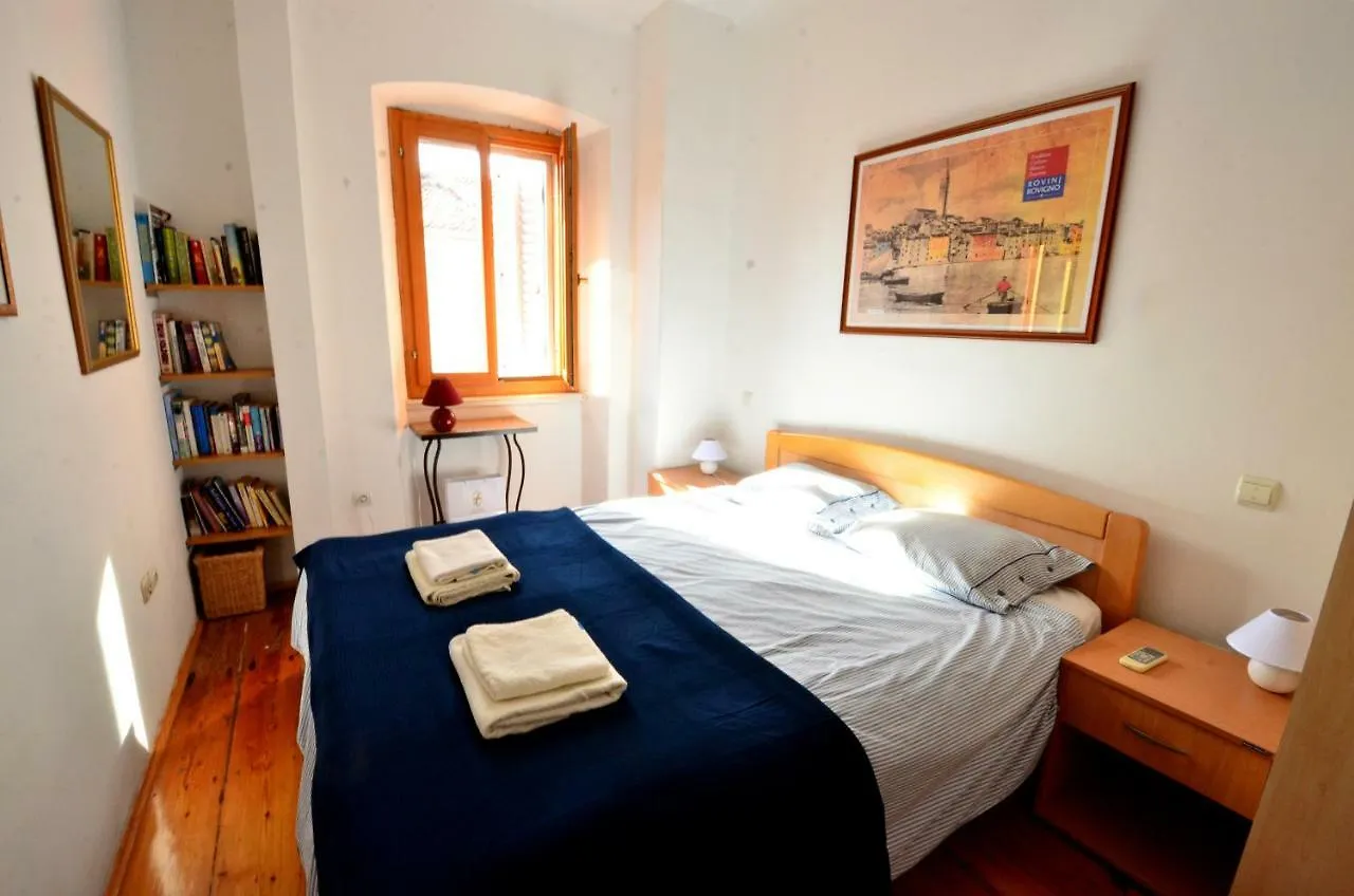 Flora - Family Apartment With Terrace In Centre Of ロヴィニ クロアチア