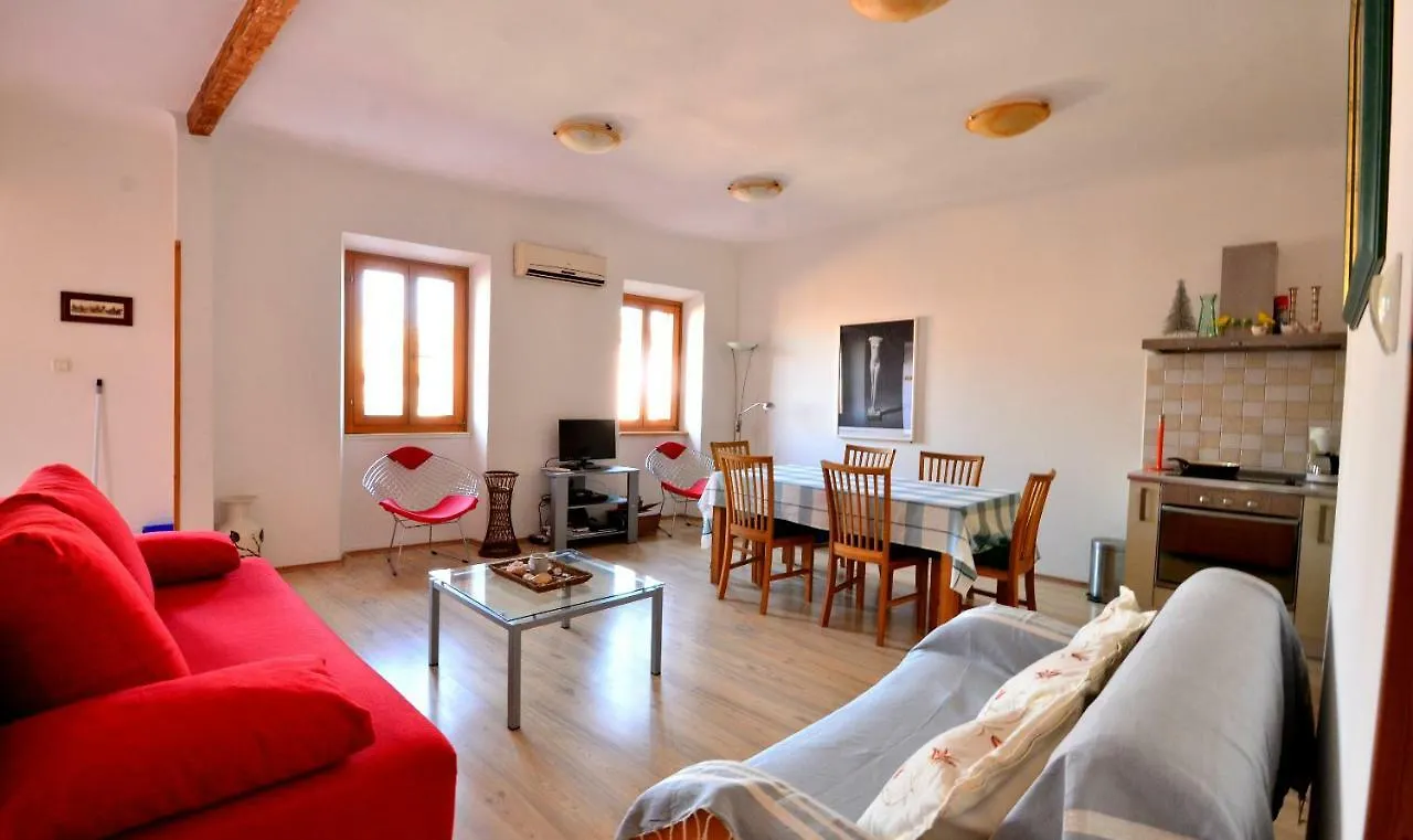 Flora - Family Apartment With Terrace In Centre Of ロヴィニ
